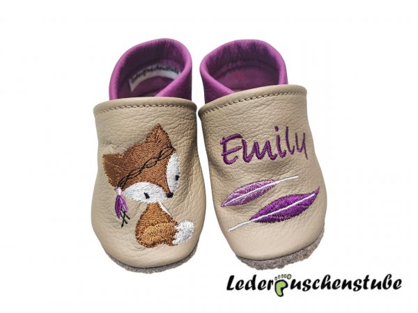 Lederpuschen beige-flieder mit links Namen flieder & Feder einfach (flieder-orchidee-grau) und rechts Boho Fuchs ( braun-weiß-schwarz-orchidee-flieder-rosa)